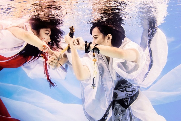 Bộ ảnh cosplay Song Long Tranh Bá dưới nước vô cùng ấn tượng 6