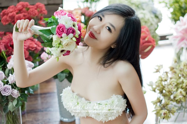 Hot girl Nu Phạm khoe ảnh với bộ bikini tết bằng hoa 10