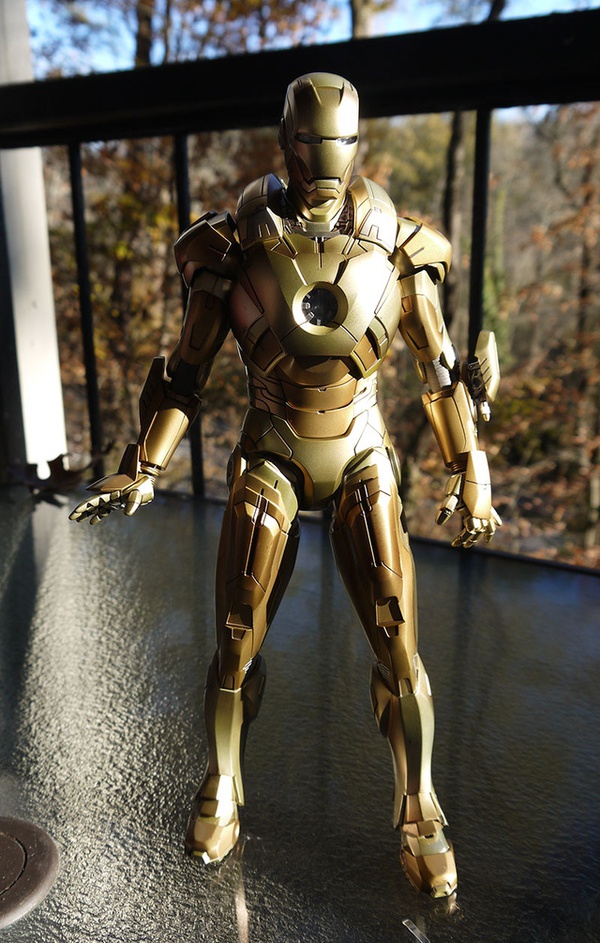 Chiêm ngưỡng mô hình Iron Man mạ vàng "kịch độc" 1