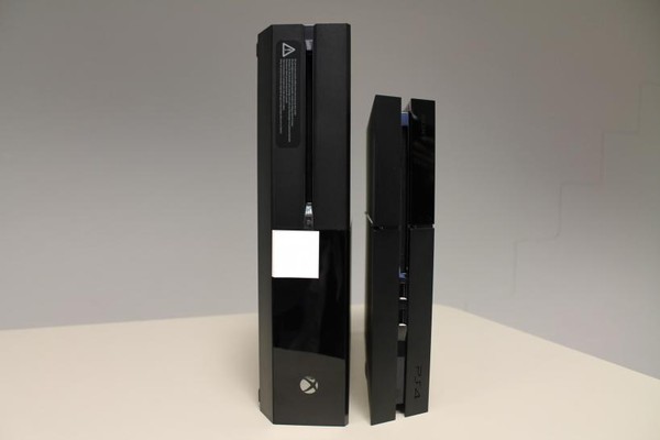 PS4 nhỏ bé khi đứng cạnh Xbox One 7