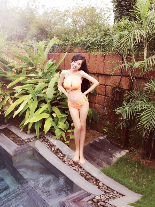 Hot girl Elly Trần khoe ảnh gợi cảm bên bể bơi 5