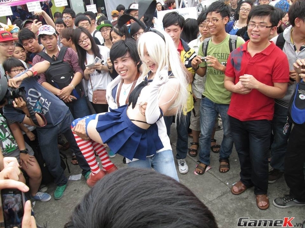 Cô gái Nhật gây "bỏng mắt" tại lễ hội cosplay Việt Nam 13