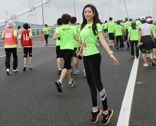 Cô gái Hàn nổi tiếng vì mặt xinh, chân dài 8