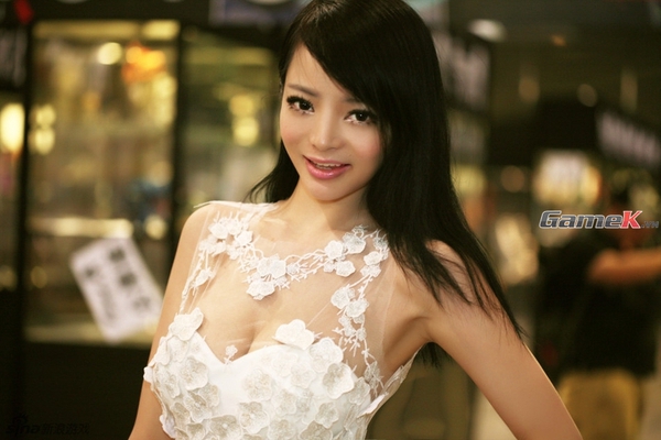 Những shot hình mới rất gợi cảm của showgirl Lí Linh 13