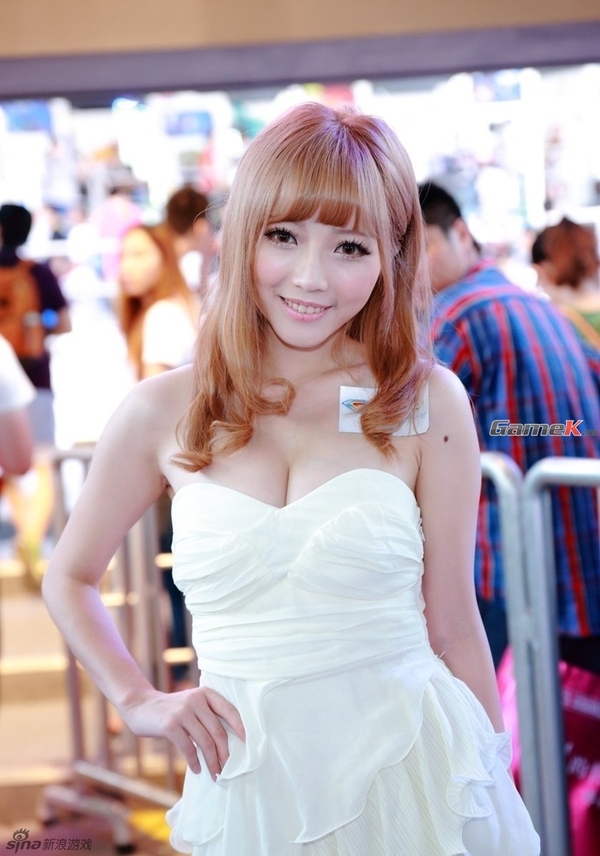 Xịt máu với vòng 1 của showgirl Misa 1