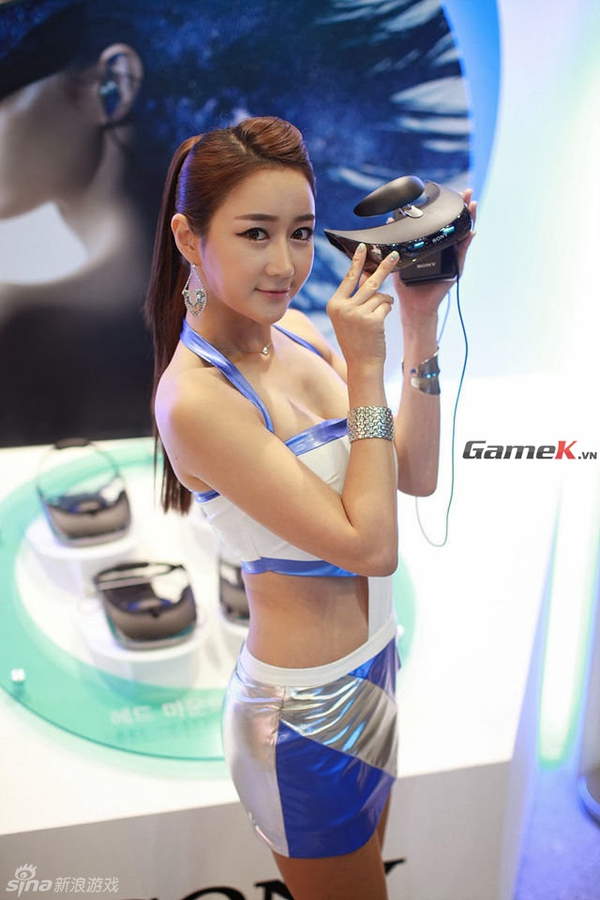 Vẻ gợi cảm của 2 showgirl gian hàng Sony tại G-Star 2013 3