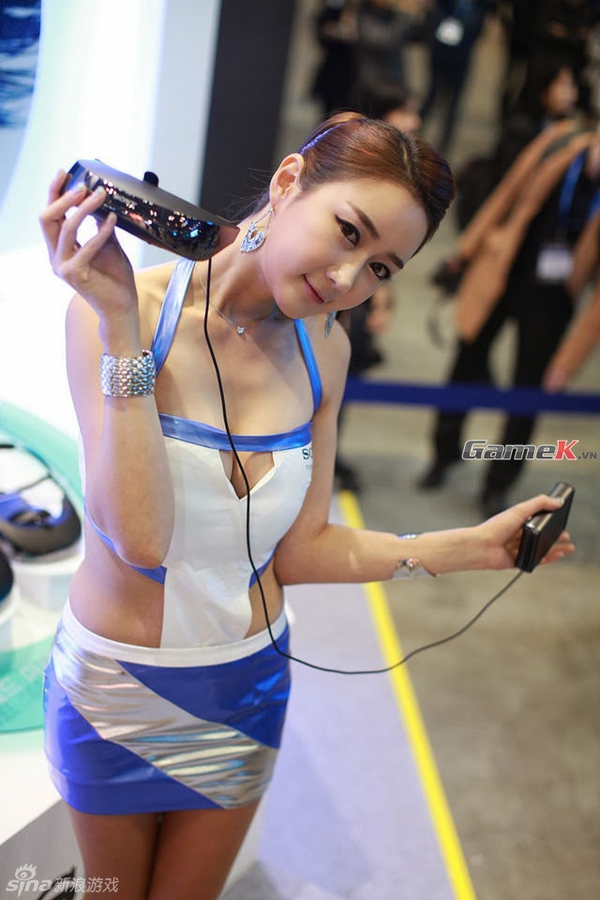 Vẻ gợi cảm của 2 showgirl gian hàng Sony tại G-Star 2013 6