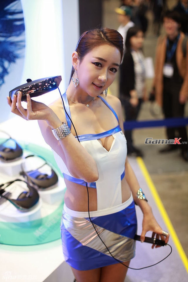 Vẻ gợi cảm của 2 showgirl gian hàng Sony tại G-Star 2013 7