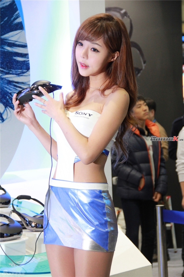 Vẻ gợi cảm của 2 showgirl gian hàng Sony tại G-Star 2013 13