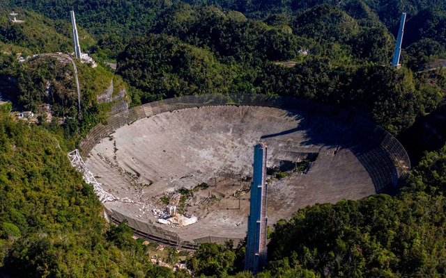 Hai góc máy cho thấy toàn cảnh vụ việc sập đài thiên văn Arecibo diễn ra cách đây không lâu