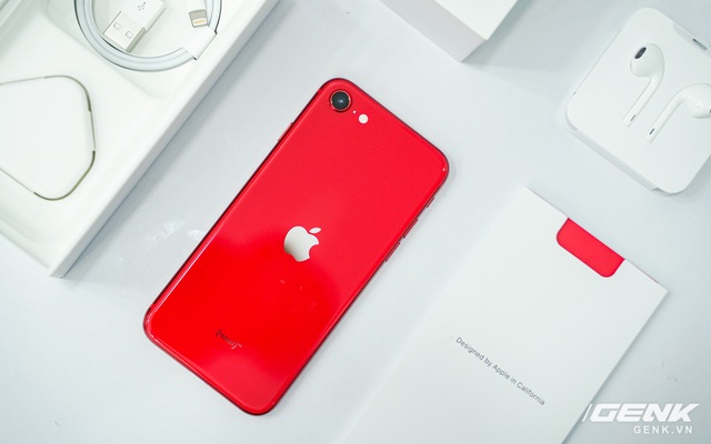 Cận cảnh iPhone SE 2020 đầu tiên tại Việt Nam: Thiết kế giống iPhone 8, giá từ 12.7 triệu đồng
