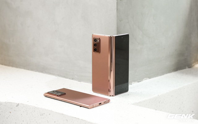 Mở hộp điện thoại gập đôi không gãy của Samsung: Cái gì cũng đẹp, mỗi tội giá dễ ngất