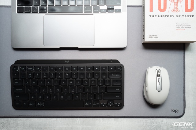 &quot;Trên bàn&quot; bàn phím không dây văn phòng Logitech MX Keys Mini và lót chuột kèm theo - Ảnh 1.