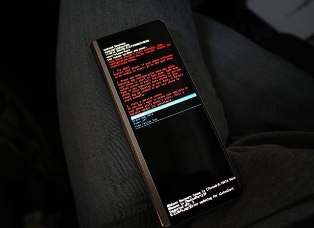 Galaxy Z Fold3 và Z Flip3 biến thành &quot;cục gạch&quot; sau khi cập nhật lên Android 12 - Ảnh 2.
