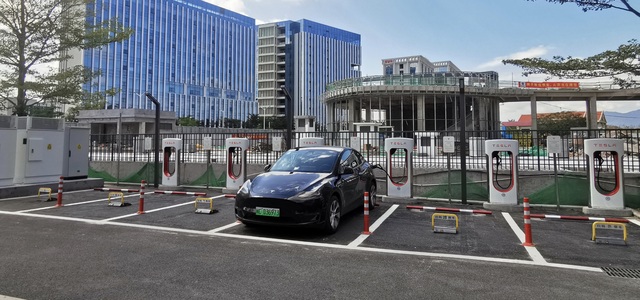 Tesla cố gắng ngăn những người lái xe thiếu ý thức thường xuyên đậu xe tại các trạm sạc xe điện - Ảnh 3.