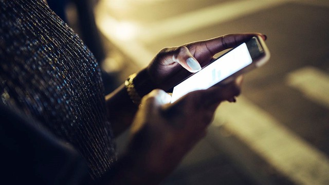 Đối với người nghèo, smartphone là một loại ‘thuế’ mới [HOT]