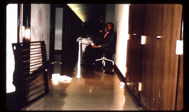 Philip Zimbardo đợi một mình trong tầng hầm của Jordan Hall.