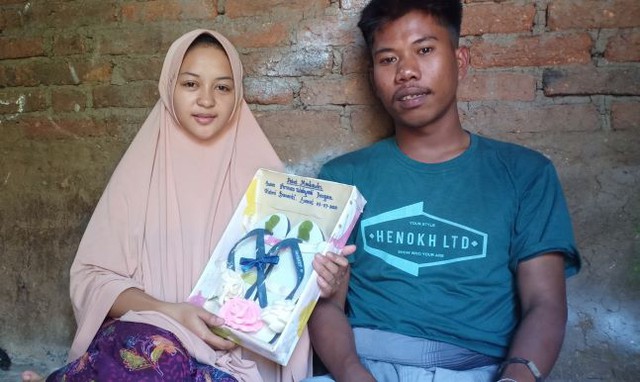 Indonesia: Bố mẹ vợ yêu cầu của hồi môn trị giá hơn 63 triệu đồng, nhưng chú rể chỉ tặng 1 đôi dép chưa đến 20.000 đồng và 1 cốc nước lọc cho cô dâu - Ảnh 3. Indonesia: Bố mẹ vợ yêu cầu của hồi môn trị giá hơn 63 triệu đồng, nhưng chú rể chỉ tặng 1 đôi dép chưa đến 20.000 đồng và 1 cốc nước lọc cho cô dâu - Ảnh 3.
