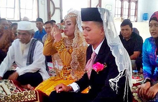 Indonesia: Bố mẹ vợ yêu cầu của hồi môn trị giá hơn 63 triệu đồng, nhưng chú rể chỉ tặng 1 đôi dép chưa đến 20.000 đồng và 1 cốc nước lọc cho cô dâu - Ảnh 2. Indonesia: Bố mẹ vợ yêu cầu của hồi môn trị giá hơn 63 triệu đồng, nhưng chú rể chỉ tặng 1 đôi dép chưa đến 20.000 đồng và 1 cốc nước lọc cho cô dâu - Ảnh 2.