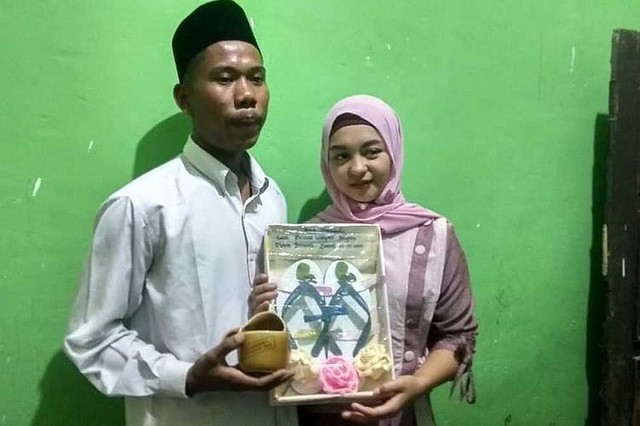 Indonesia: Bố mẹ vợ yêu cầu của hồi môn trị giá hơn 63 triệu đồng, nhưng chú rể chỉ tặng 1 đôi dép chưa đến 20.000 đồng và 1 cốc nước lọc cho cô dâu - Ảnh 1.
