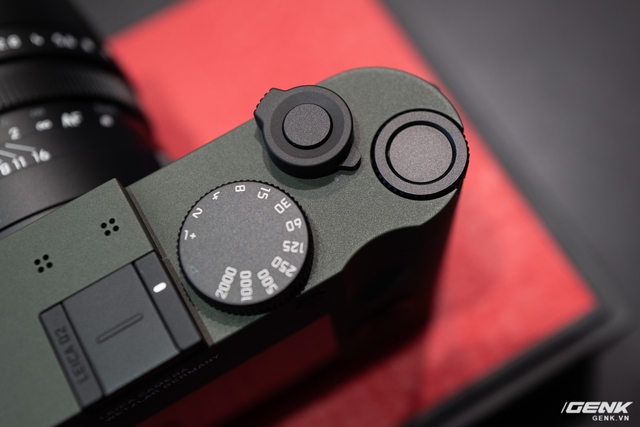 Trên tay máy ảnh cao cấp Leica Q2 Reporter: Phiên bản đặc biệt với vỏ xanh olive và bọc sợi Kevlar - Ảnh 11.