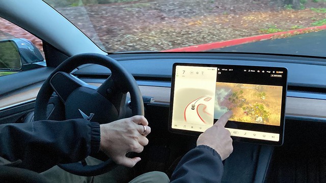 Tesla bị điều tra vì để cho tài xế có thể vừa lái xe vừa chơi game  - Ảnh 1.