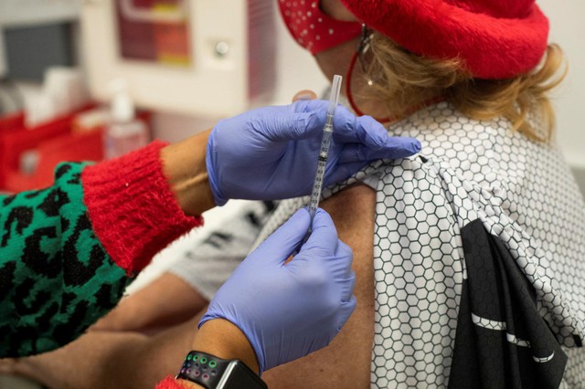 The US military is testing a vaccine that can fight all variants of COVID-19 - Photo 1.