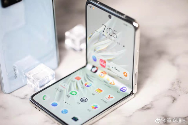 Huawei ra mắt smartphone màn hình gập giống Galaxy Z Flip3: Không có 5G, không có Google, giá 32 triệu đồng - Ảnh 3.