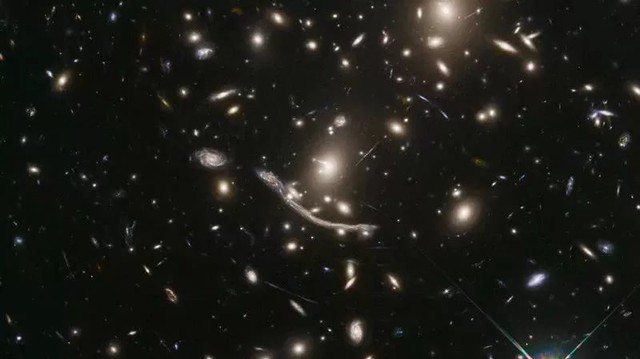 Hubble đã phát hiện ra một con rồng vàng bí ẩn cách chúng ta 4 tỷ năm ánh sáng, trải dài 5 thiên hà! - Ảnh 3.