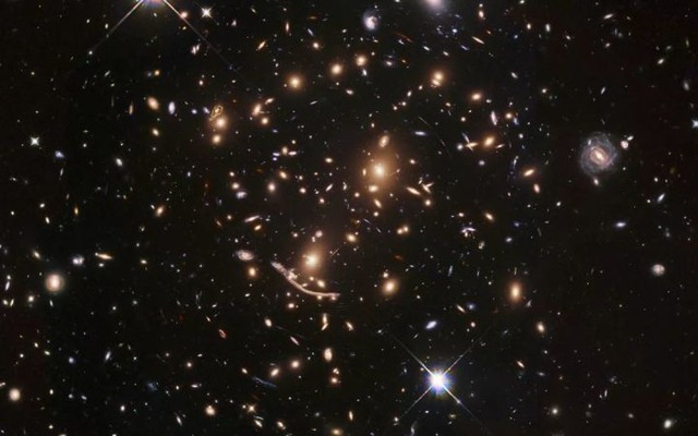 Hubble đã phát hiện ra một con rồng vàng bí ẩn cách chúng ta 4 tỷ năm ánh sáng, trải dài 5 thiên hà! - Ảnh 4.