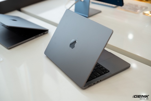 Mở bán MacBook Pro 14" và 16" 2021 chính hãng đầu tiên tại Việt Nam, giá gần 53 triệu đồng cho phiên bản thấp nhất - Ảnh 1. Mở bán MacBook Pro 14" và 16" 2021 chính hãng đầu tiên tại Việt Nam, giá gần 53 triệu đồng cho phiên bản thấp nhất - Ảnh 1.
