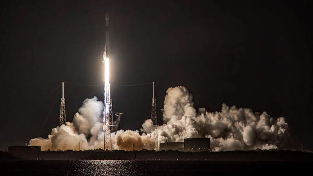 So sánh với mật độ xe ô tô, Elon Musk tuyên bố quỹ đạo Trái Đất đủ chỗ cho hàng chục tỷ vệ tinh - Ảnh 1. So sánh với mật độ xe ô tô, Elon Musk tuyên bố quỹ đạo Trái Đất đủ chỗ cho hàng chục tỷ vệ tinh - Ảnh 1.