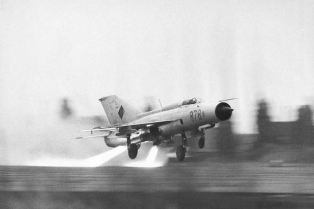 Cuộc đào thoát của phi công Liên Xô lái chiếc máy bay tối mật nhưng hạ cánh nhầm xuống sân bay NATO - Ảnh 4.