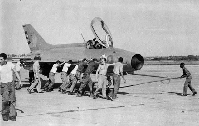 Cuộc đào thoát của phi công Liên Xô lái chiếc máy bay tối mật nhưng hạ cánh nhầm xuống sân bay NATO - Ảnh 1.