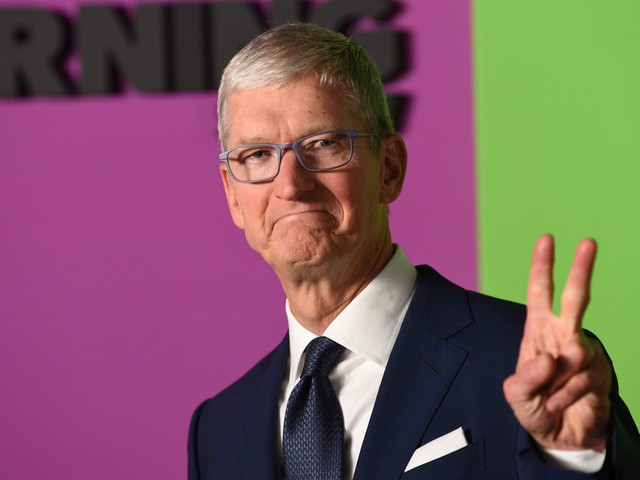 This is the amount Apple pays CEO Tim Cook in 2021, 1,447 times higher than an average employee - Photo 1.