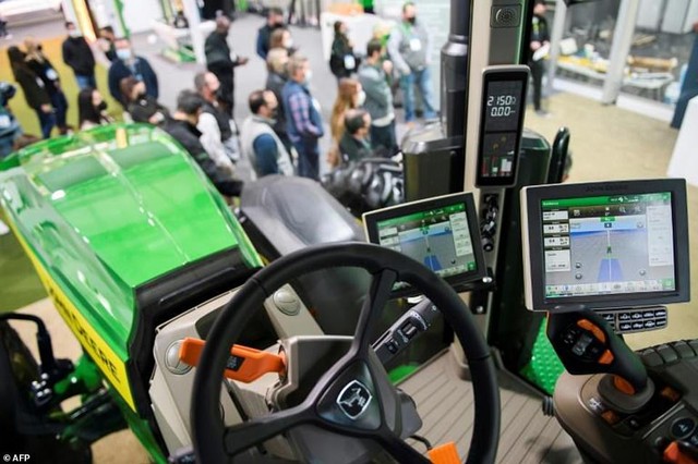 John Deere launches self-driving plow, farmers just need to pull out their smartphone and press a button to run - Photo 5.
