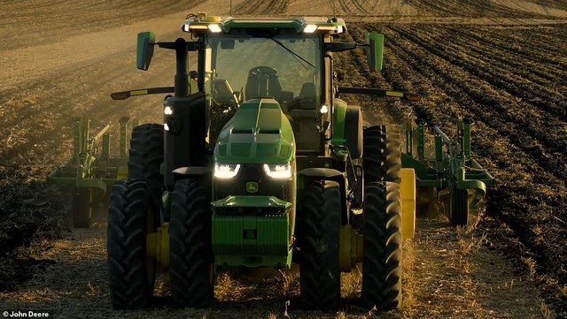 John Deere ra mắt xe máy cày tự lái, nông dân chỉ cần rút smartphone bấm nút để chạy - Ảnh 1.