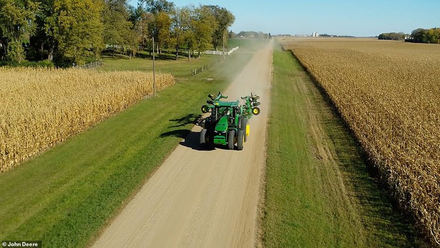John Deere launches a self-driving tractor, farmers just need to pull out their smartphone and press a button to run - Photo 4.