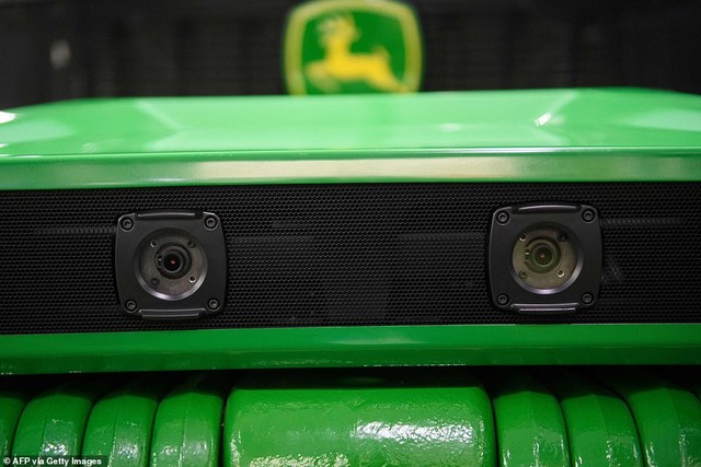 John Deere launches a self-driving tractor, farmers just need to pull out their smartphones and press a button to run - Photo 2.