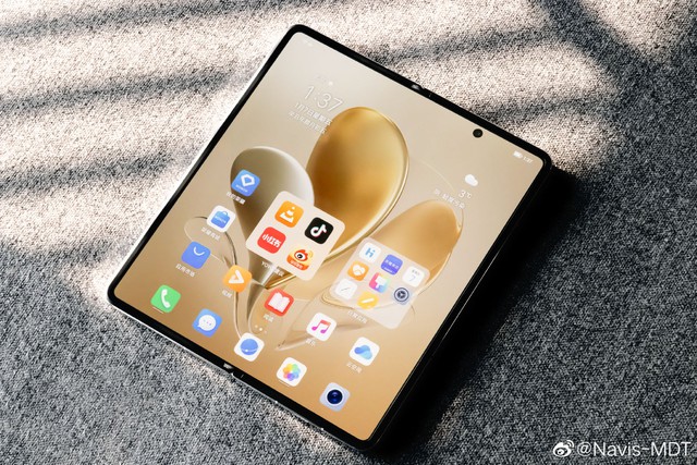 Honor launches Magic V: The first folding screen smartphone equipped with Snapdragon 8 Gen 1 chip, priced at VND 35.5 million - Photo 3. Honor ra mắt Magic V: Smartphone màn hình gập đầu tiên trang bị con chip Snapdragon 8 Gen 1, giá 35.5 triệu đồng - Ảnh 3.