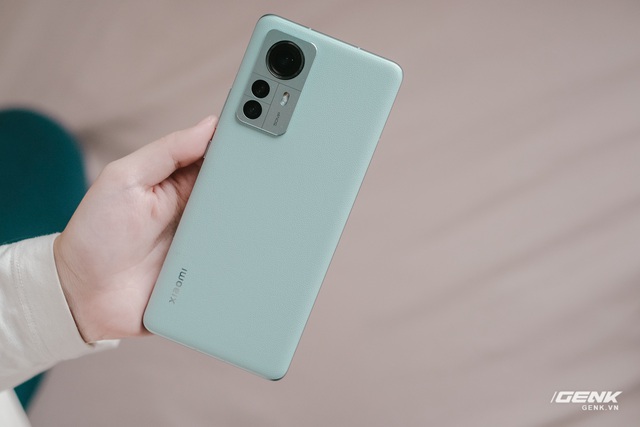 In the hands of Xiaomi 12 Pro: New design with imitation leather back, Snapdragon 8 Gen 1 chip with strong performance but still hot, priced at 20 million in Vietnam - Photo 4.