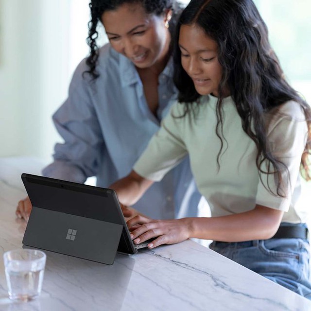 Microsoft launched Surface Go 3 matte black version, with cellular connectivity, priced from $ 550 - Photo 2.