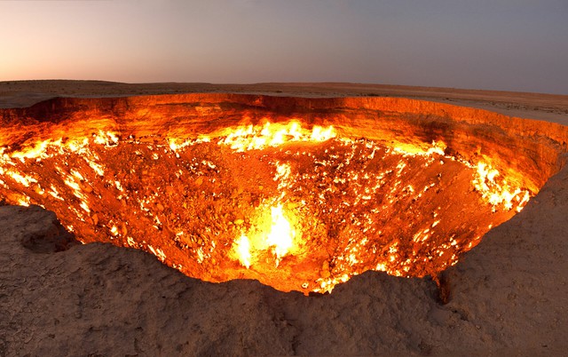 Turkmenistan muốn dập tắt &quot;Cổng địa ngục&quot; đã bốc cháy suốt 50 năm trên sa mạc! - Ảnh 1.
