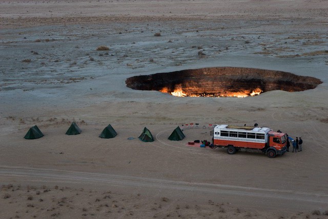 Turkmenistan muốn dập tắt &quot;Cổng địa ngục&quot; đã bốc cháy suốt 50 năm trên sa mạc! - Ảnh 2.
