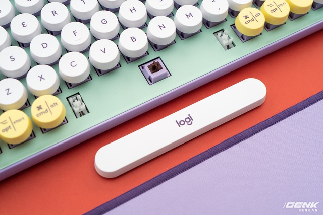 Trên tay bàn phím cơ và chuột Logitech POP: Thiết kế siêu trẻ trung, nút Emoji, kết nối nhiều thiết bị - Ảnh 12. Trên tay bàn phím cơ và chuột Logitech POP: Thiết kế siêu trẻ trung, nút Emoji, kết nối nhiều thiết bị - Ảnh 12.