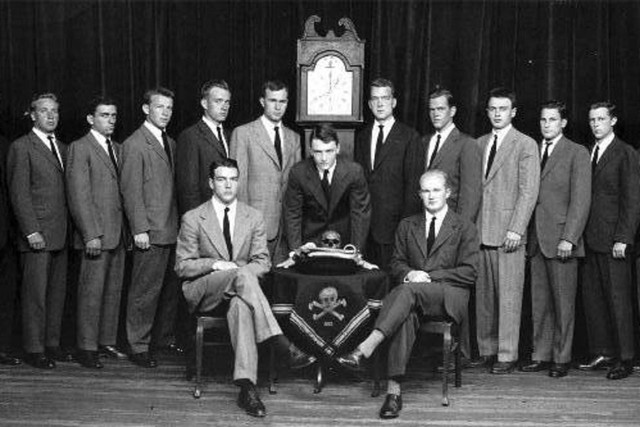 Skull &amp; Bones (hiểu nôm na: Đầu lâu xương chéo) là một tổ chức bí mật của hội sinh viên năm cuối cấp tại Viện Đại học Yale ở New Haven thuộc tiểu bang Connecticut. Đây là một trong ba hội kín cùng với Scroll &amp; Key và Wolf's Head thuộc tầng lớp cao cấp lâu đời nhất.