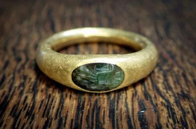 Anh: Phát hiện chiếc nhẫn La Mã từ 2000 năm trước khi dùng máy dò kim loại trong vườn nhà - Ảnh 1.