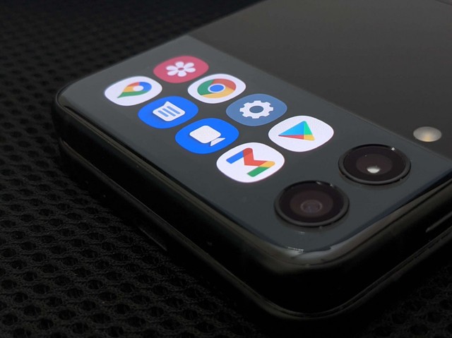 Bạn đã có thể sử dụng màn hình ngoài của Galaxy Z Flip3 như một smartphone mini - Ảnh 1.