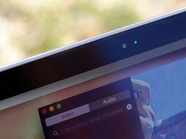 Apple thưởng hơn 2 tỷ đồng cho một sinh viên tìm ra cách hack webcam của MacBook

 - Ảnh 1.