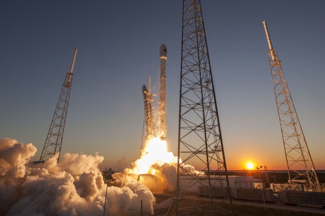 Tên lửa nặng 4 tấn của SpaceX chuẩn bị va chạm với Mặt Trăng ở tốc độ 8.000 km/h - Ảnh 1.